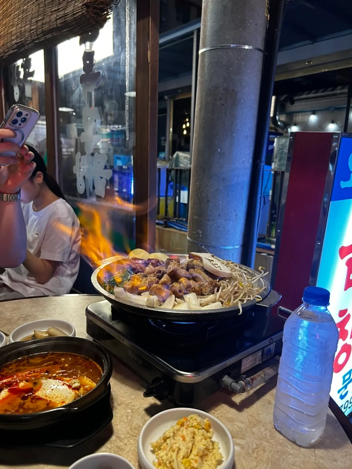 개별포장된 수저와 세팅된 테이블