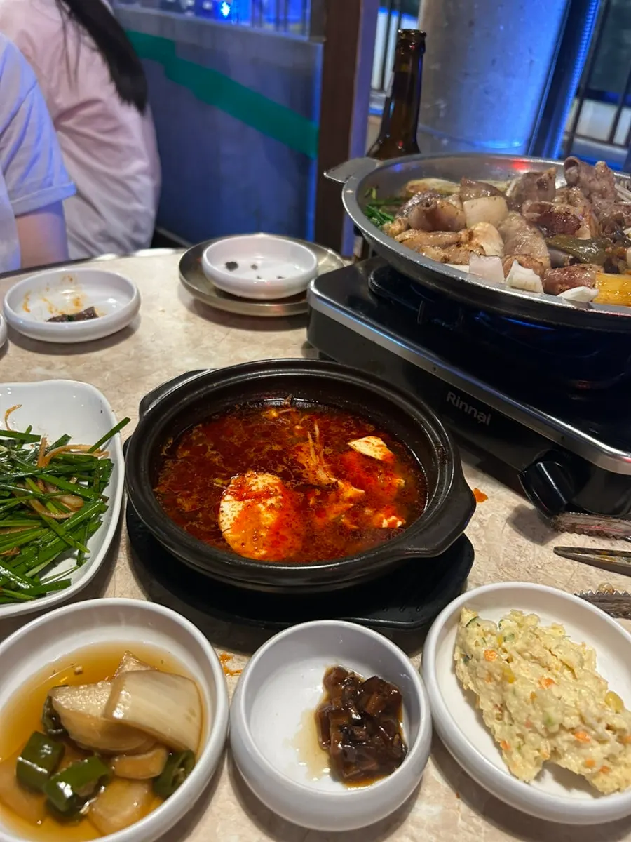곱창 구이와 맥주가 놓인 테이블