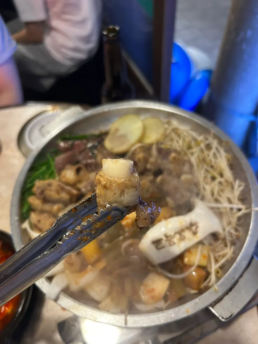 노릇하게 구워져 나온 마늘곱창 구이