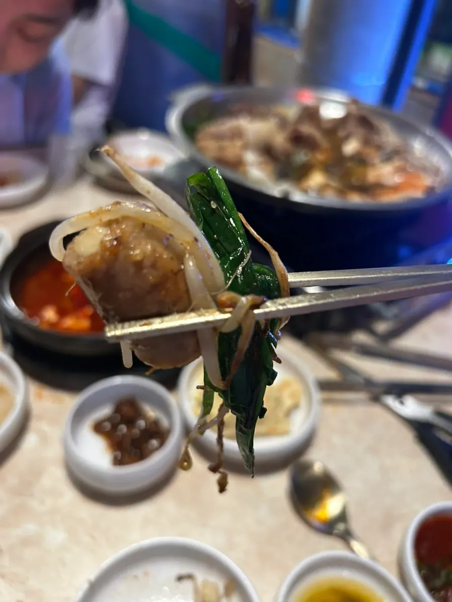 젓가락으로 집어 든 마늘곱창