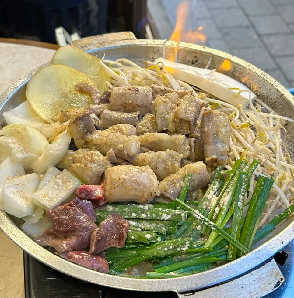 주문한 곱창과 기본 반찬 한 상