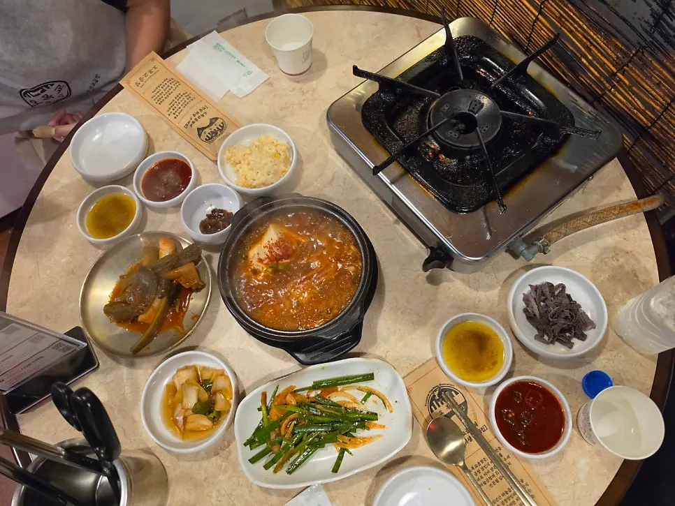 오목교곱창 기본찬과 테이블 세팅