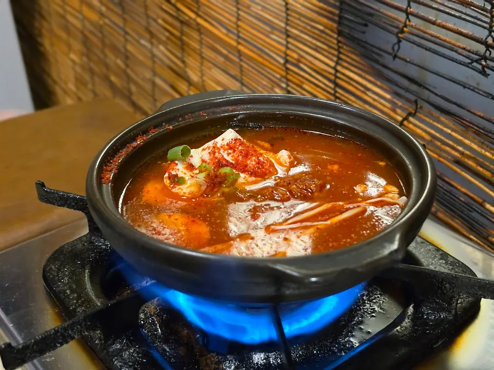 뚝배기에 나온 순두부찌개