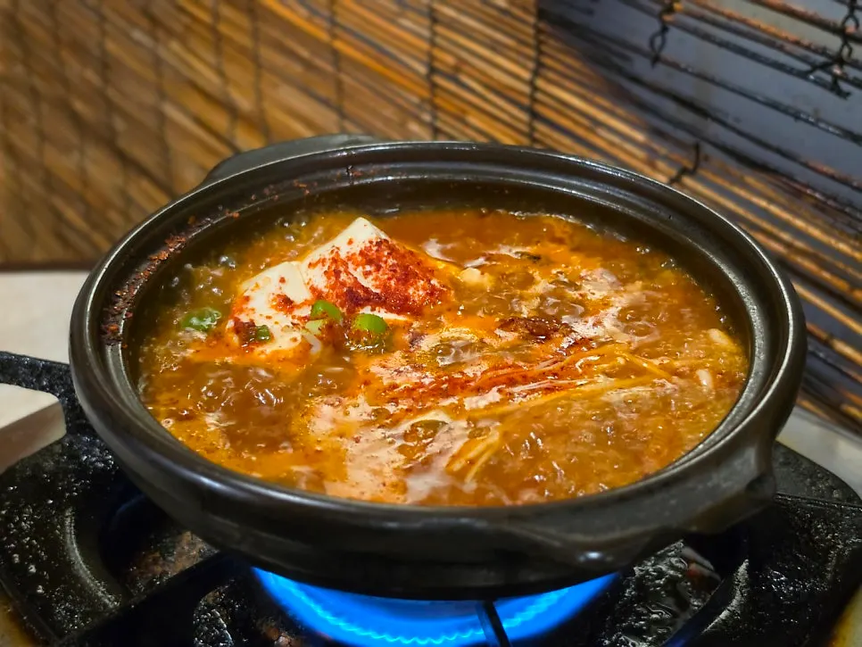 끓여 먹는 순두부찌개와 기본찬