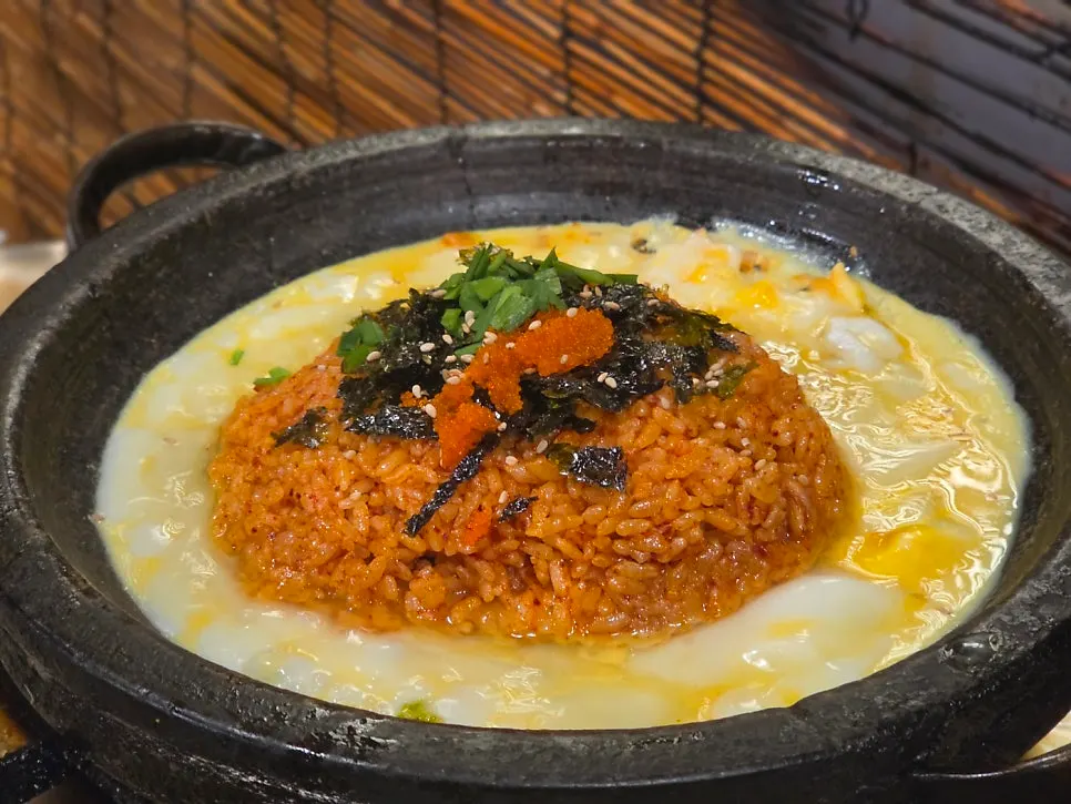계란을 올린 곱창집 볶음밥