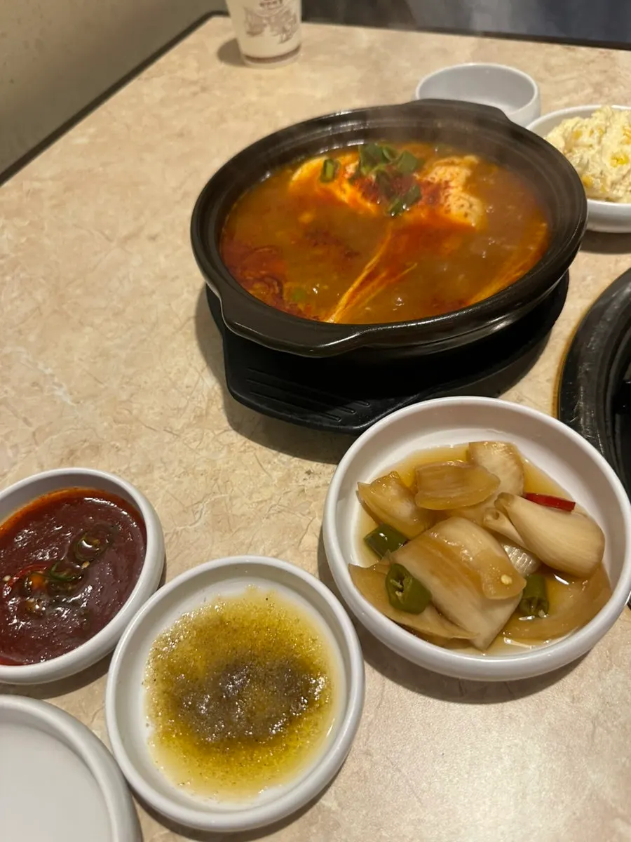 기본으로 나온 얼큰한 순두부찌개