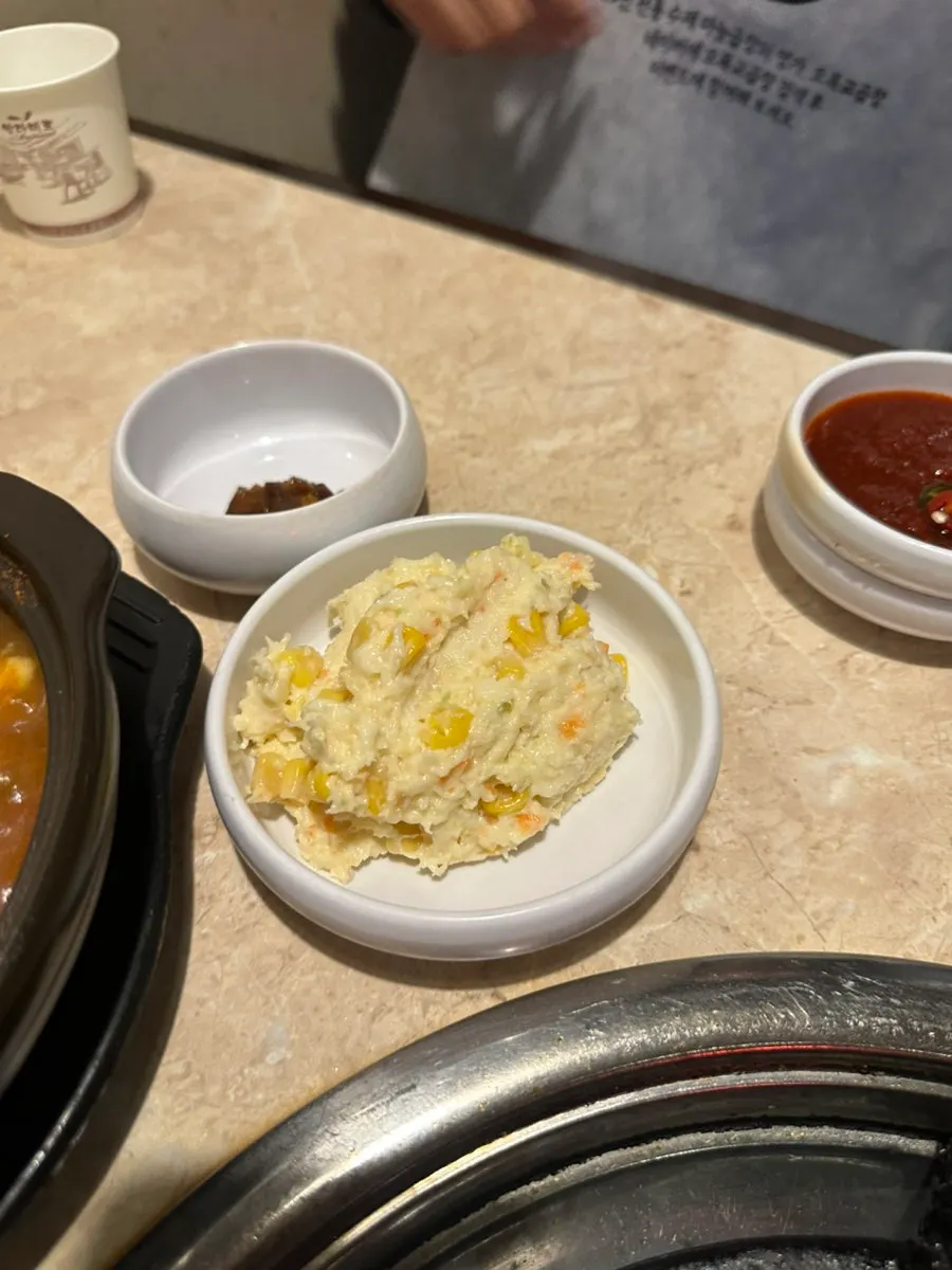 매콤 특제소스와 기름장 등 기본 찬
