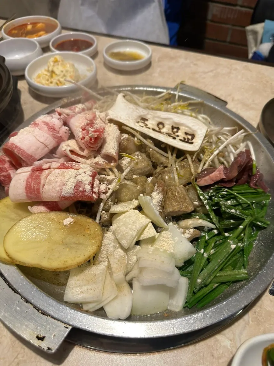 초벌해서 나온 커플세트 모둠 곱창 한 상
