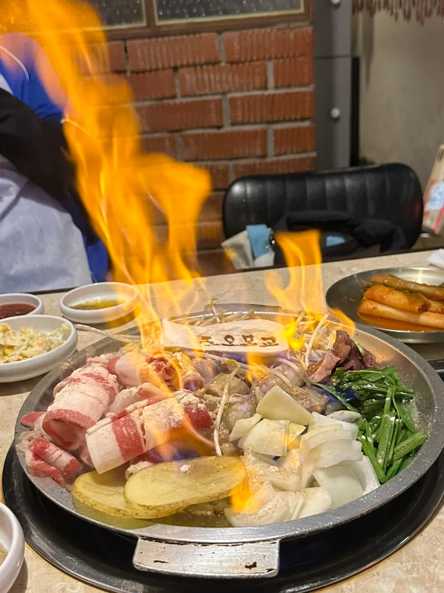 불판 위에서 진행된 곱창 불 쇼