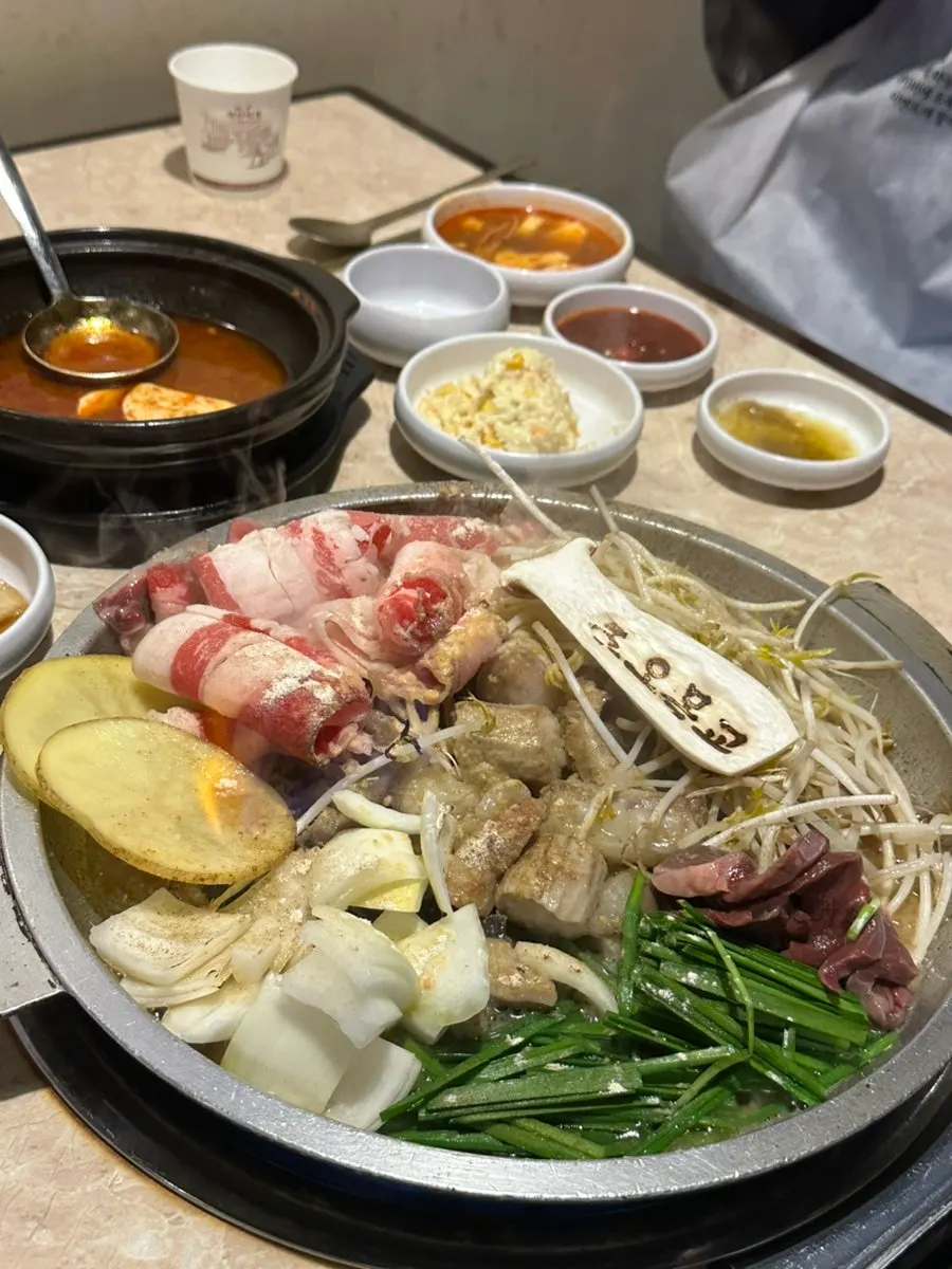 불판에 구워지는 곱창과 염통
