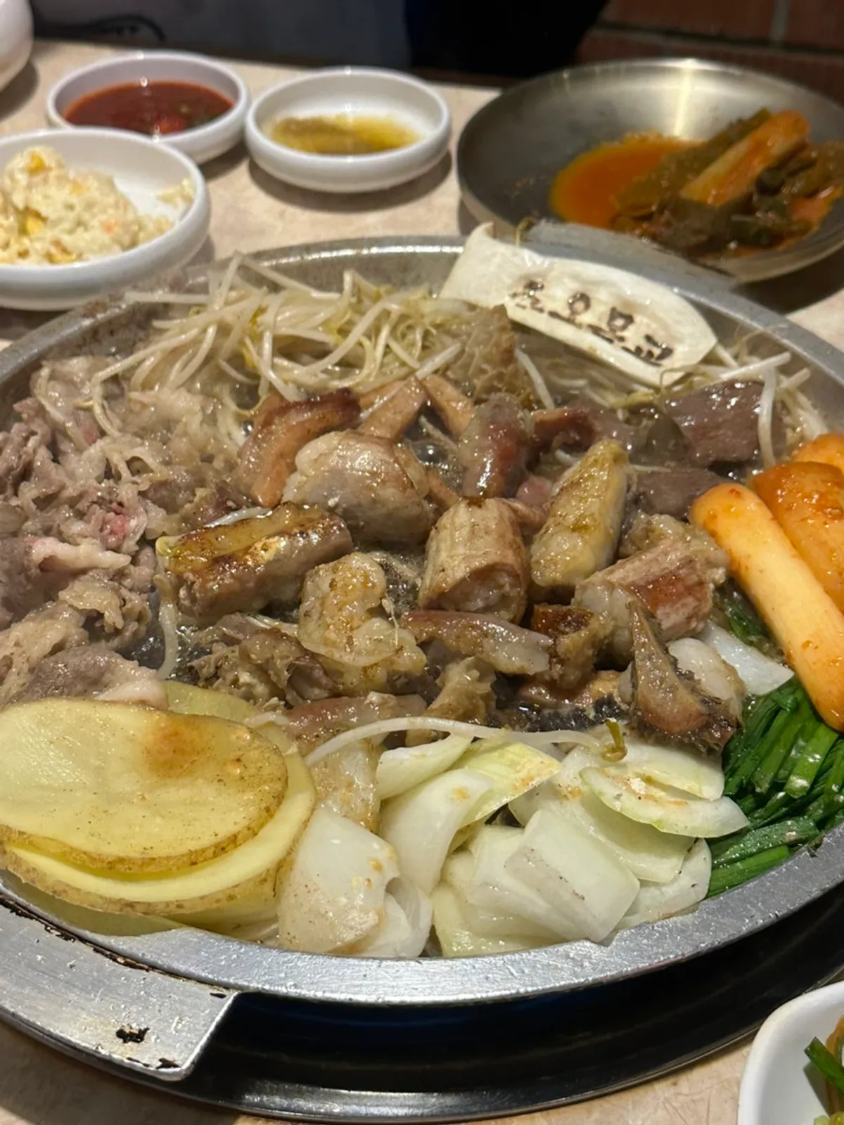 지글지글 익어가는 모둠 곱창과 대창