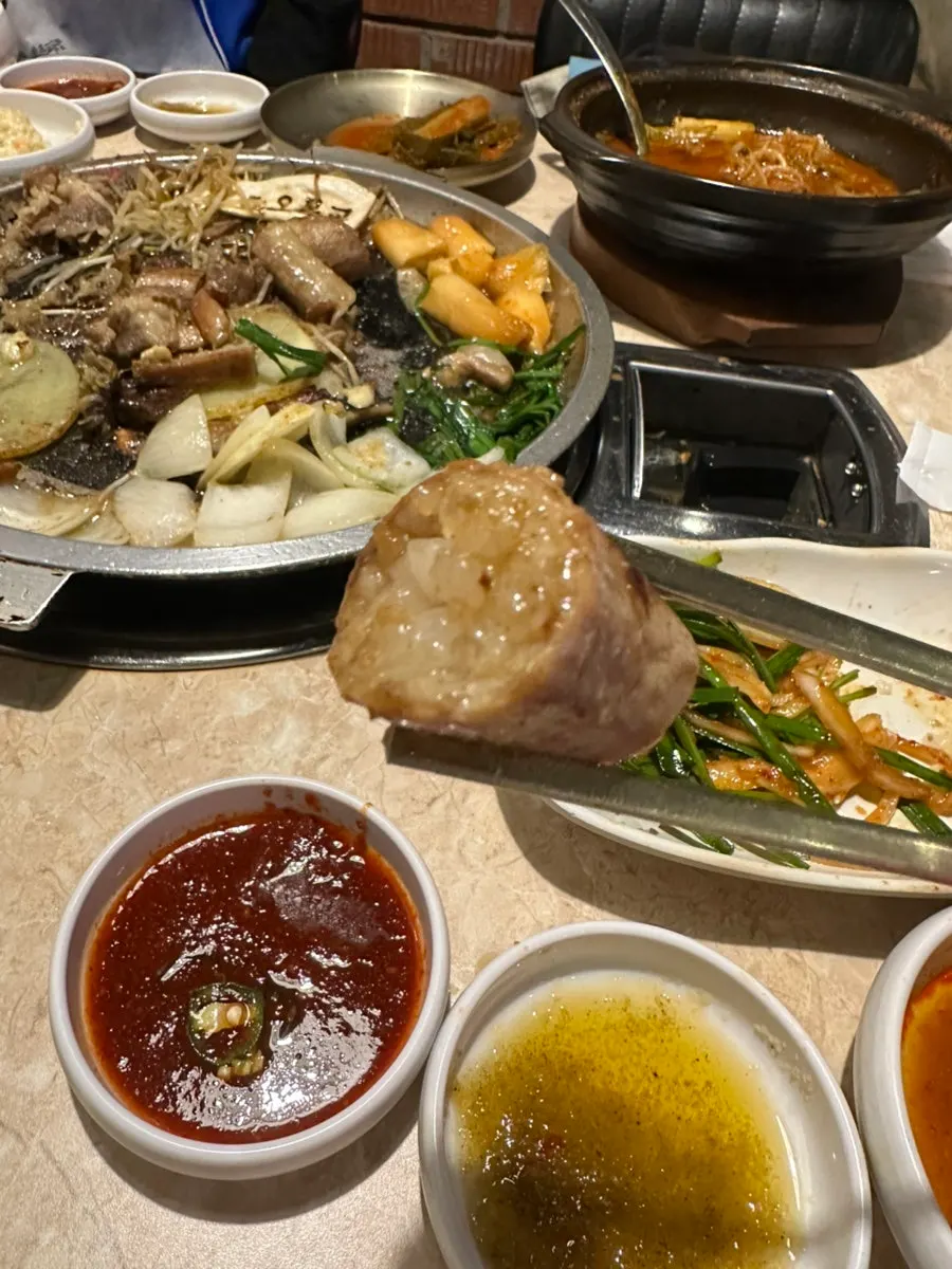 잘라 놓은 수제 마늘 곱창 단면