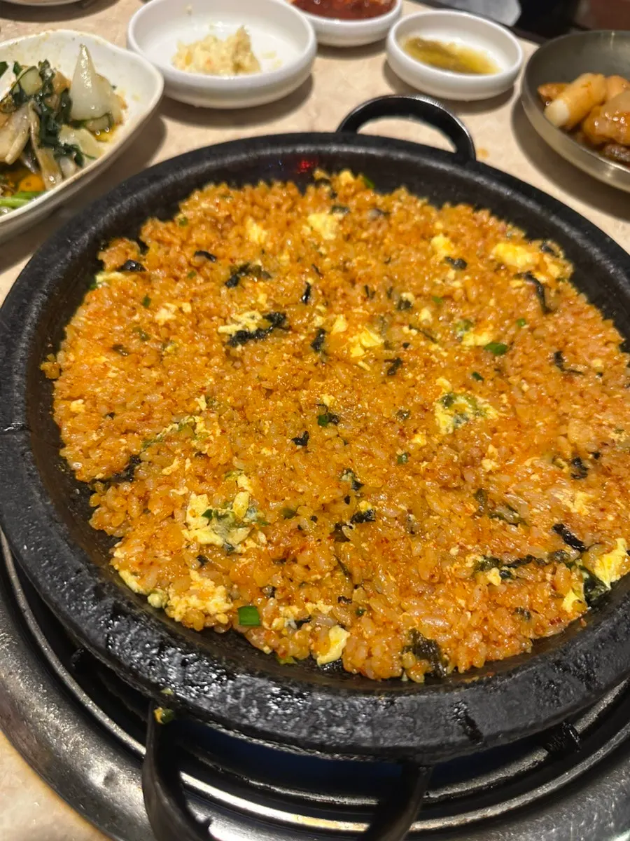 김가루와 연어 알을 올린 볶음밥 마무리
