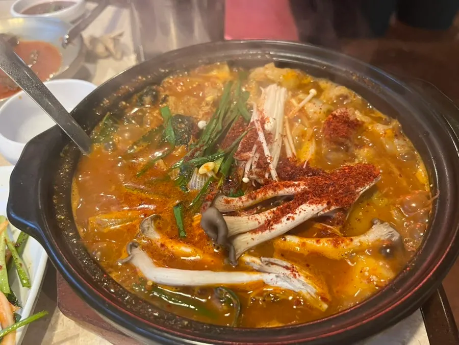 Gopchang hot pot included in the couple set