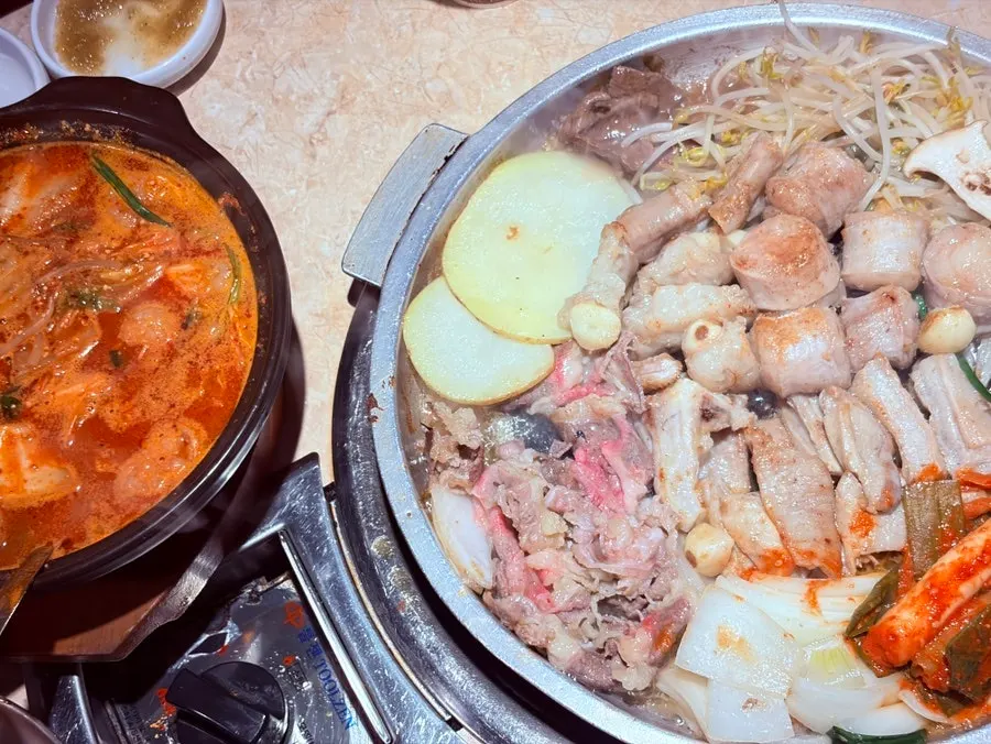 커플세트가 차려진 넉넉한 테이블 구성