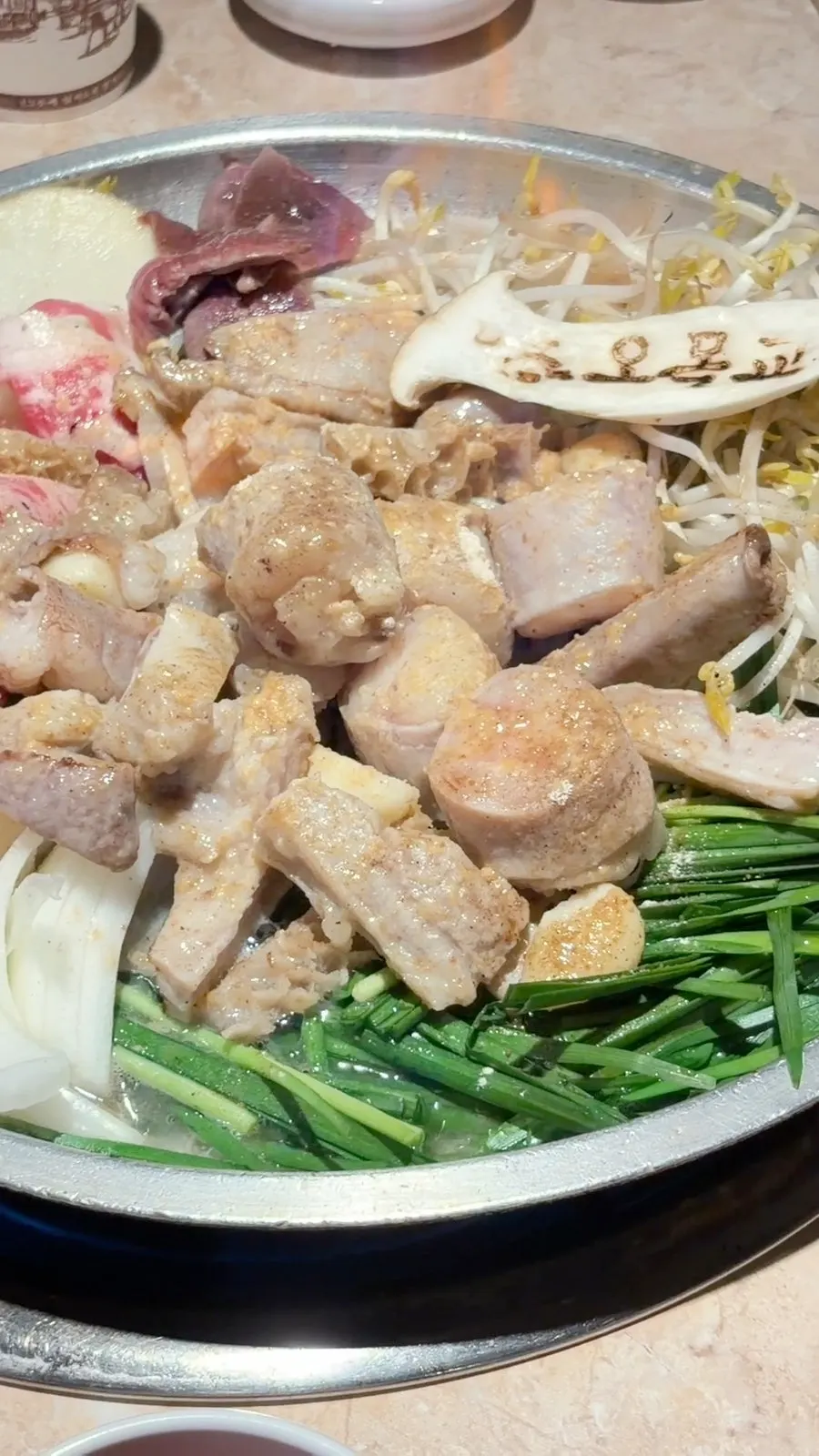 직원이 불판에서 곱창을 구워주는 그릴링 장면