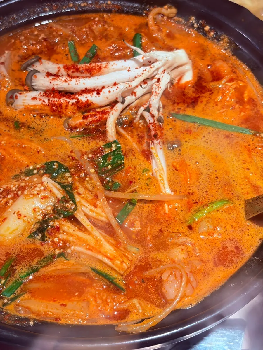 커플세트에 포함된 곱창전골 뚝배기