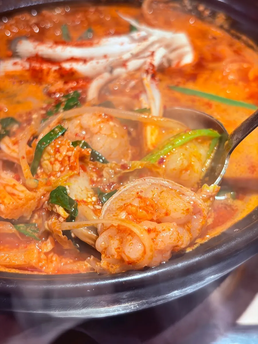 곱창과 야채가 푸짐한 얼큰한 전골 국물