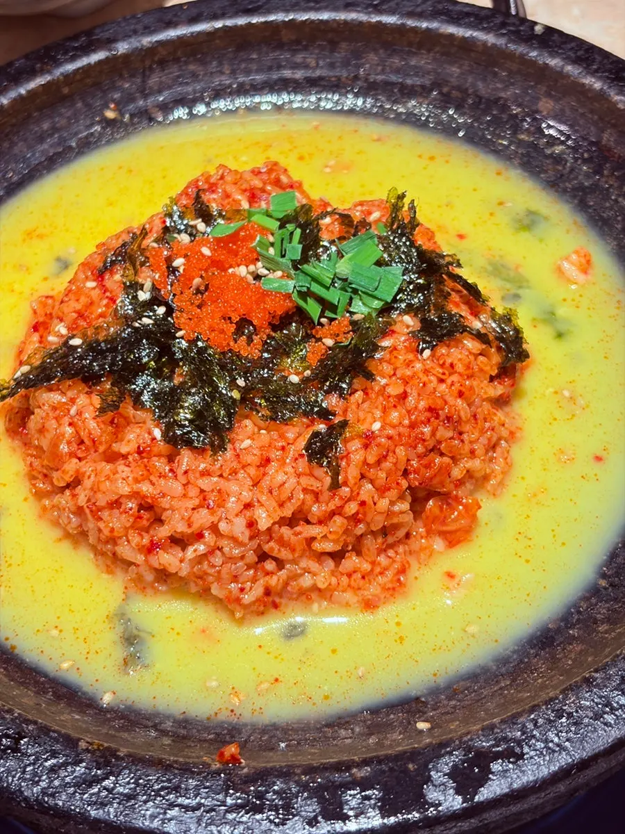 소주와 함께한 곱창 구이 테이블