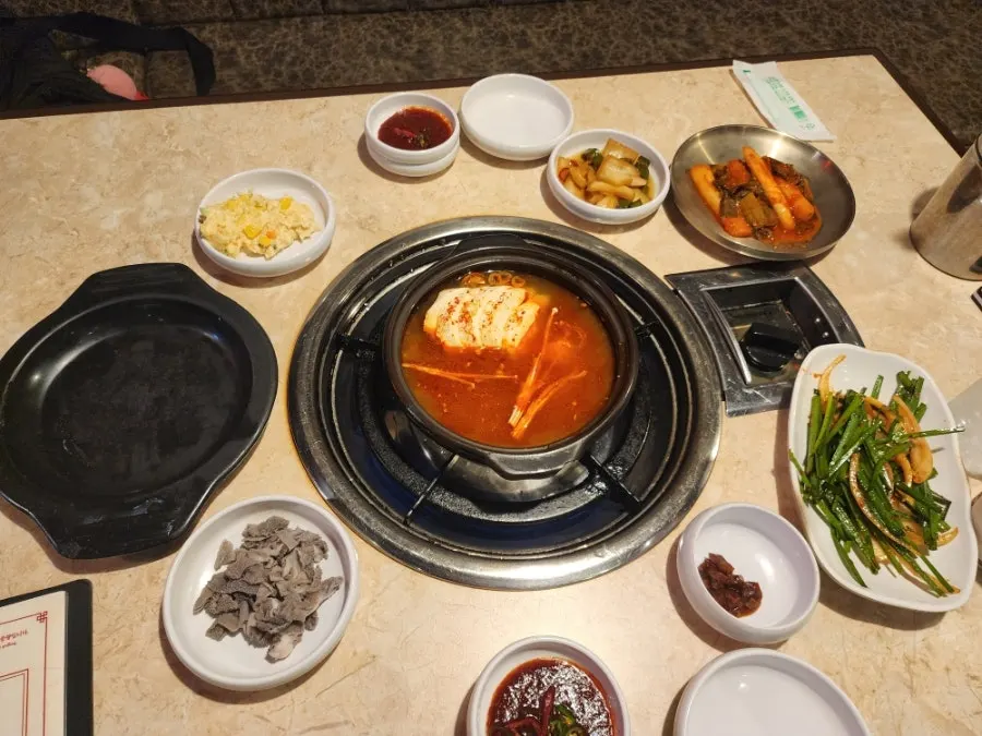 세트 메뉴가 적힌 오목교곱창 안내판