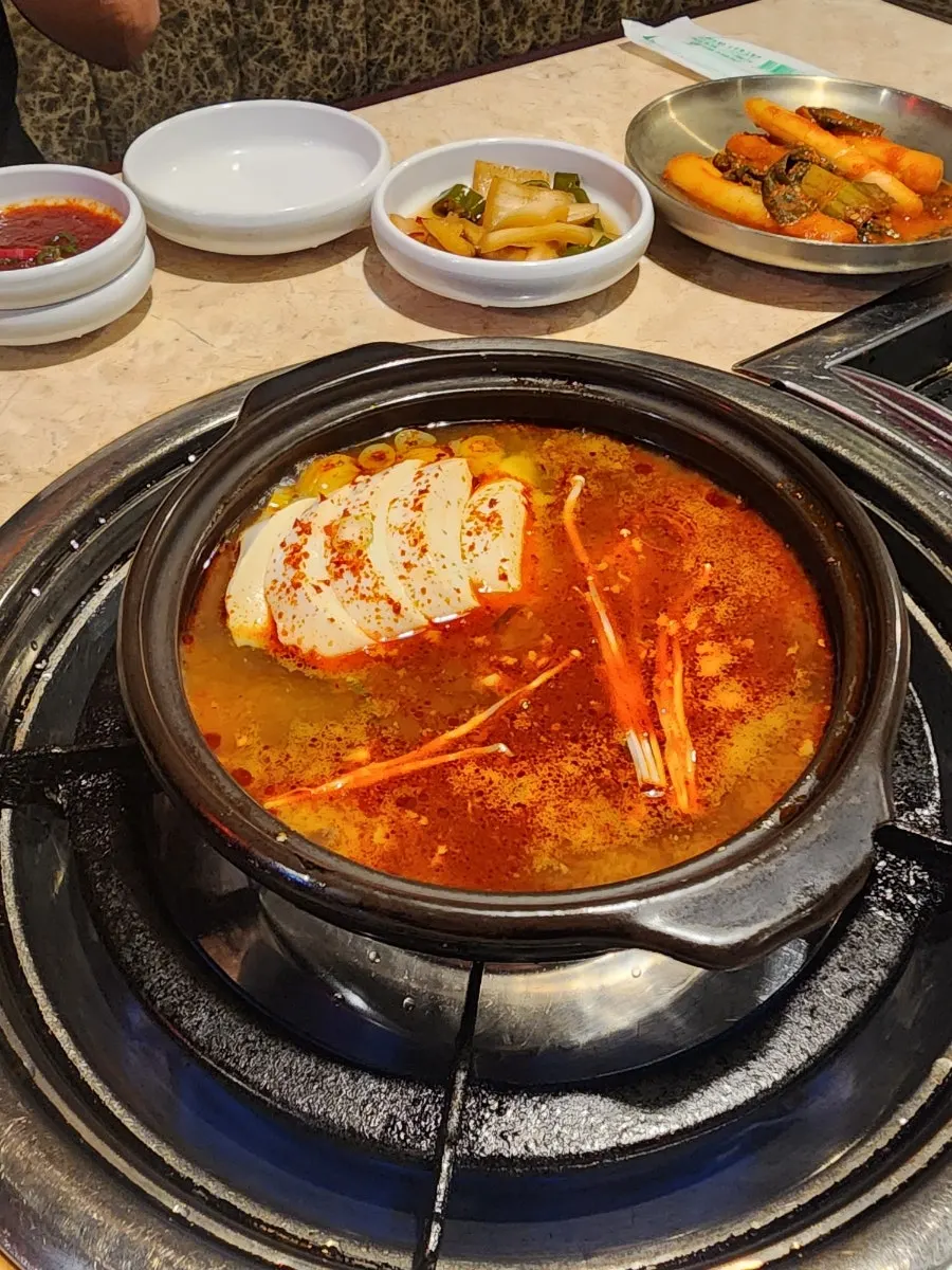 기본으로 나온 순두부찌개와 밑반찬 한 상