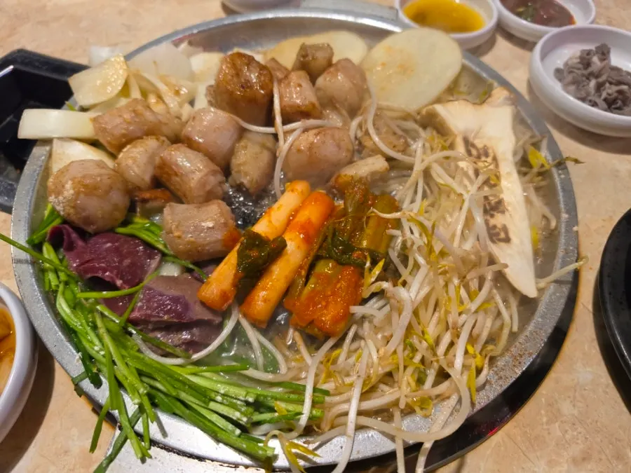 주문한 황소곱창 1인분과 대창구이 1인분