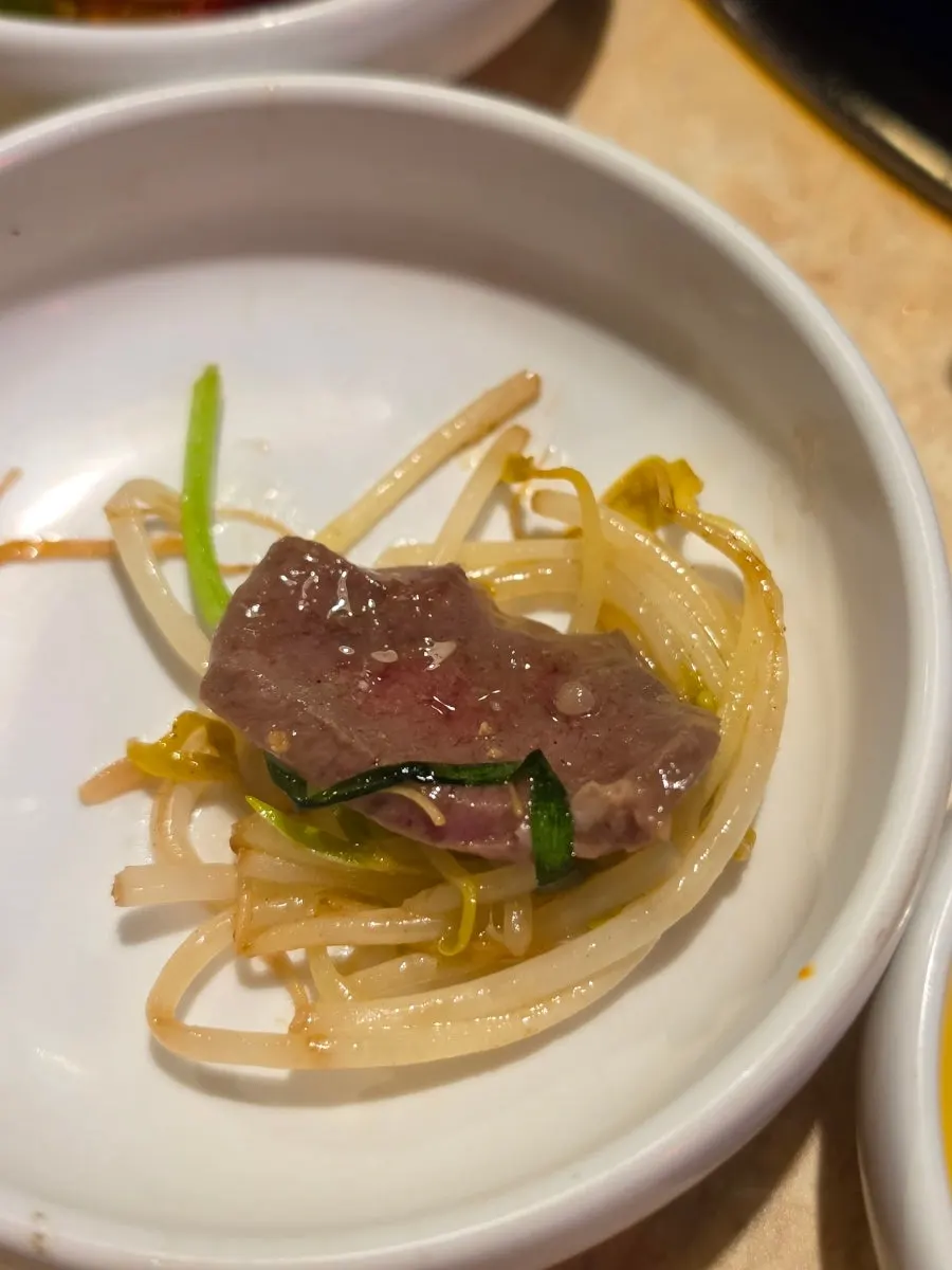 직원이 토치로 불향을 입히는 불쇼 퍼포먼스