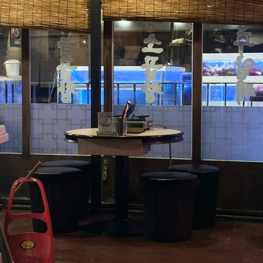 어두운 조명의 오목교곱창 매장 내부