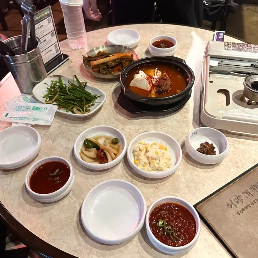 통순두부가 든 얼큰한 순두부찌개 기본찬