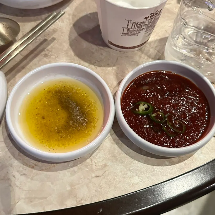 기름장과 매운 소스 두 가지