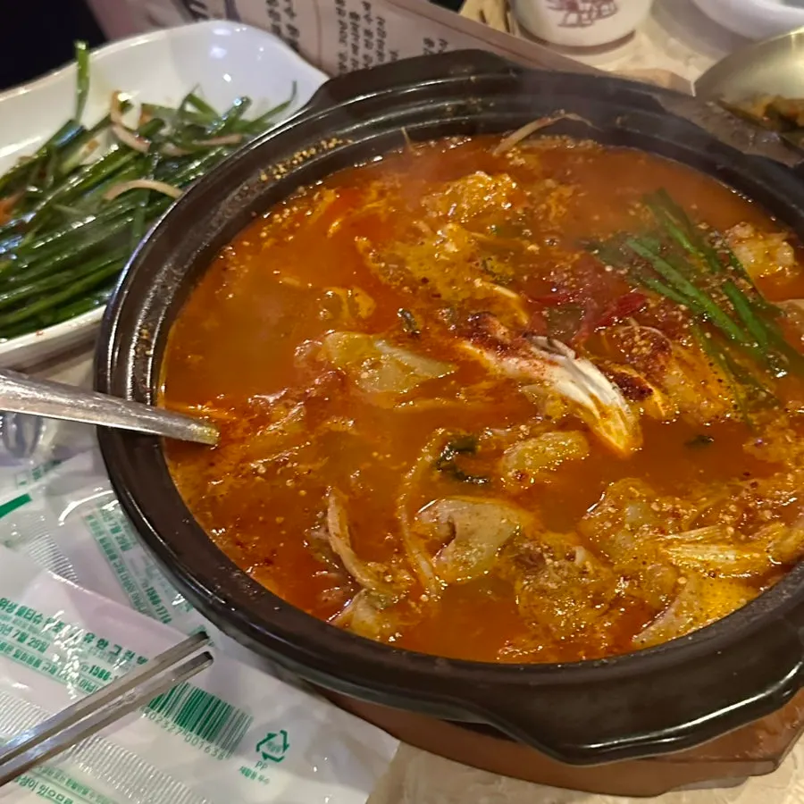 재료가 푸짐한 곱창전골뚝배기