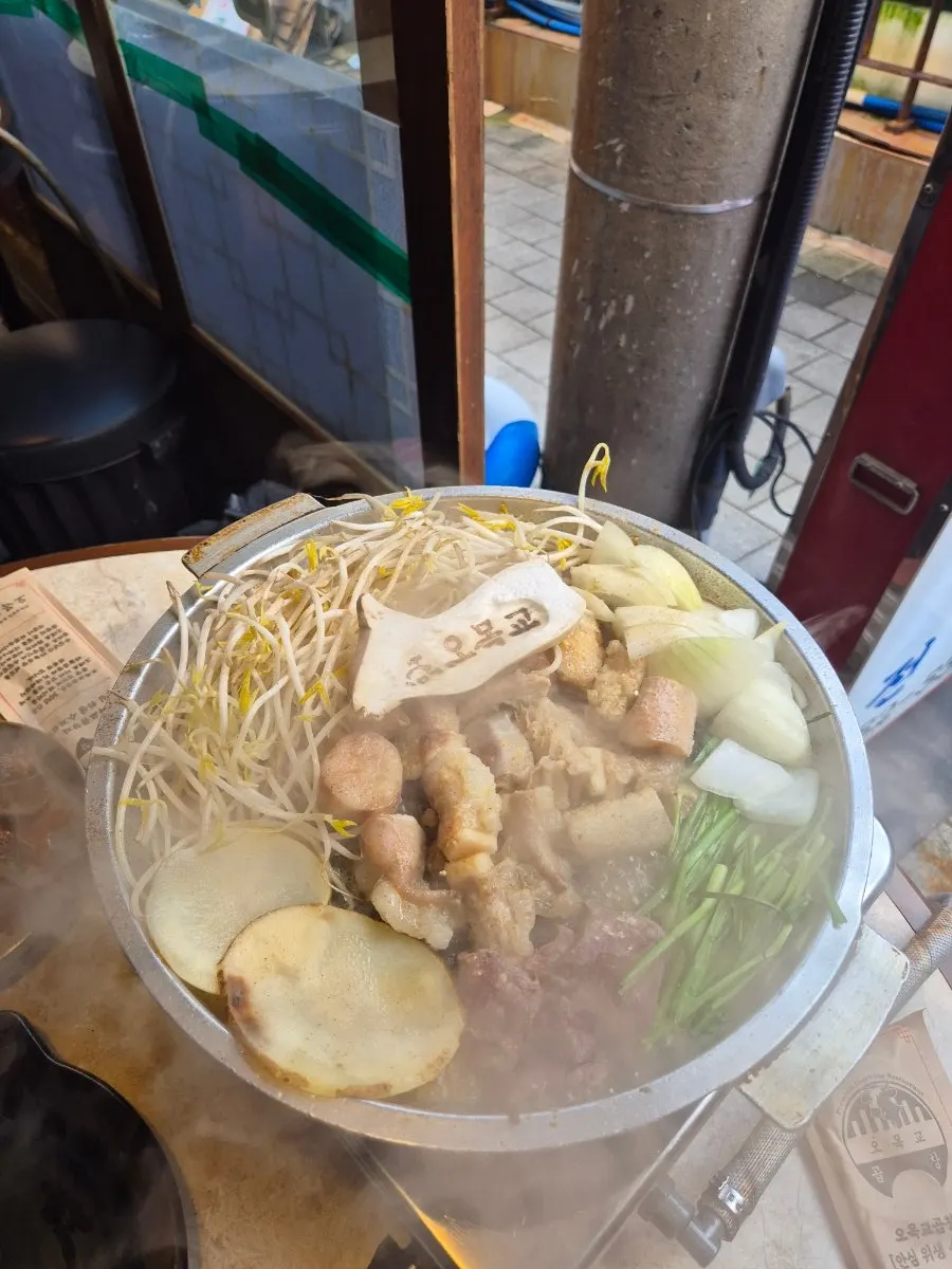 Garlic gopchang and mixed gopchang on the grill