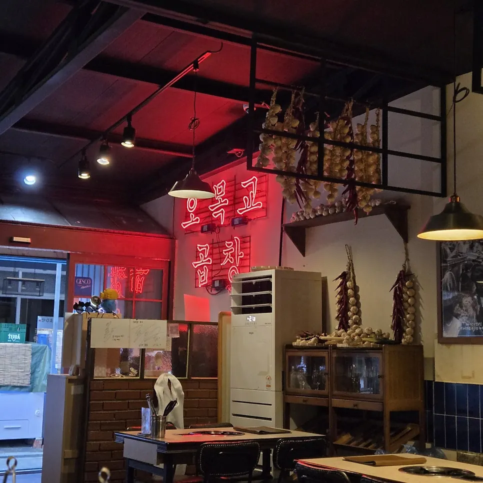 Spacious table layout inside Omokgyo Gopchang