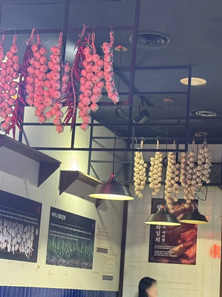 Interior decor with garlic and chili peppers hanging
