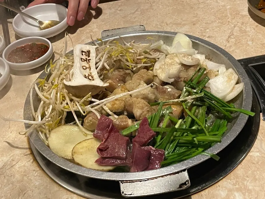 서비스로 나온 얼큰순두부찌개와 기본 상차림