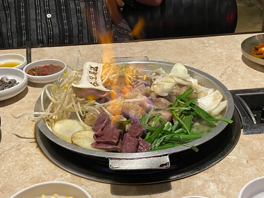 불판에 올라간 전통수제마늘곱창