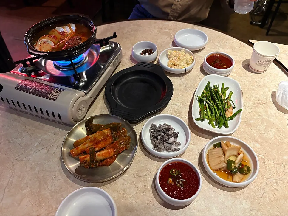 천엽과 대파김치가 포함된 기본 상차림