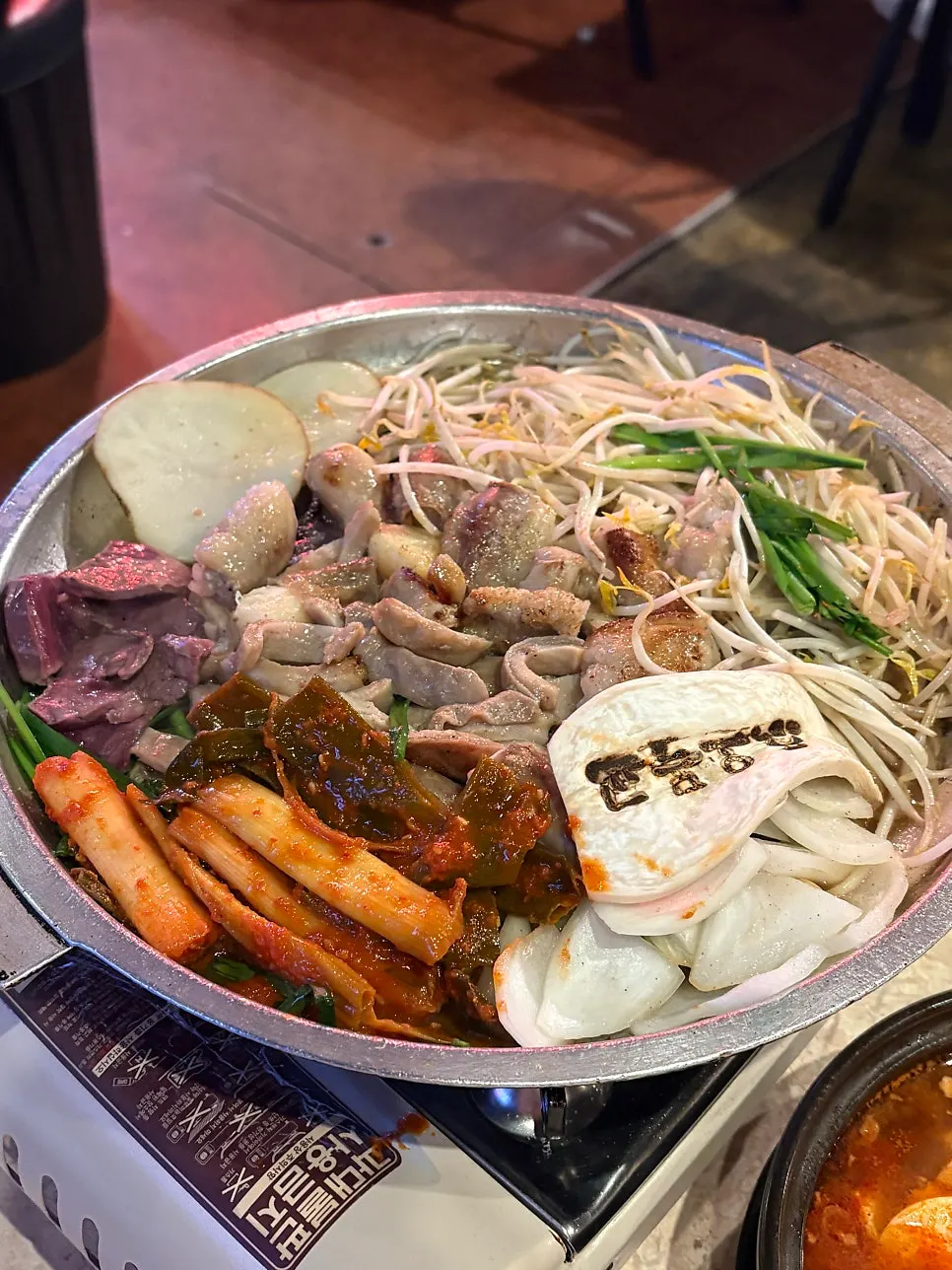 불판에 올려진 마늘곱창과 막창, 염통과 채소