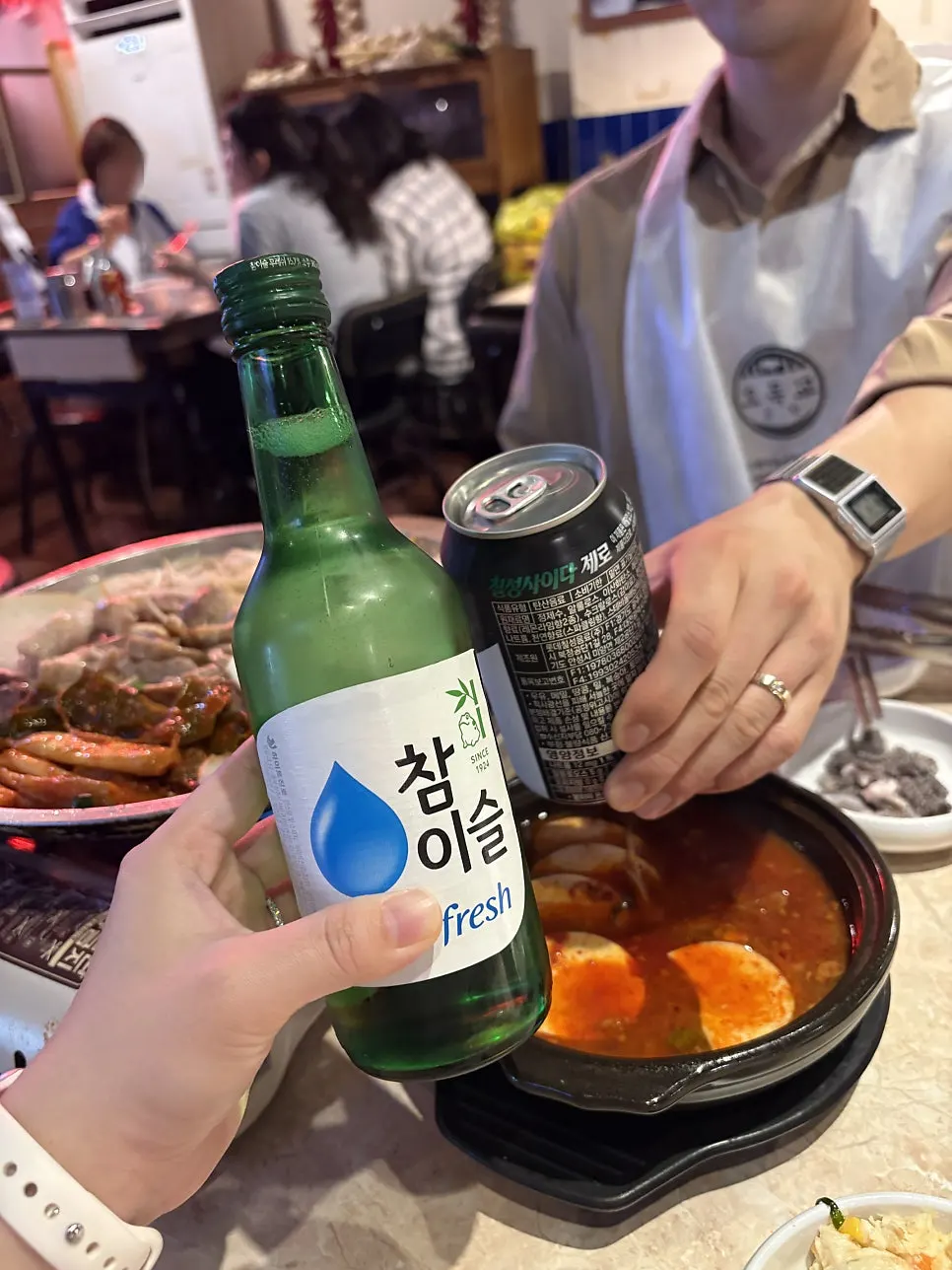 구워진 곱창과 막창에 곁들인 소주와 사이다