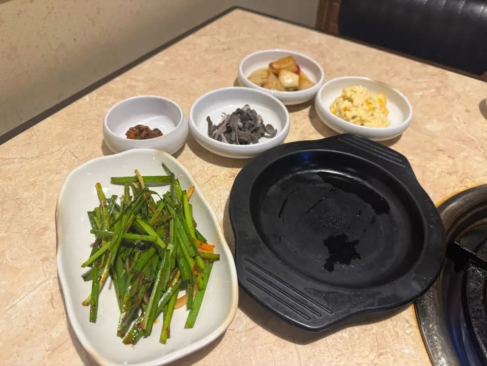 Basic side dishes set out before the order arrived