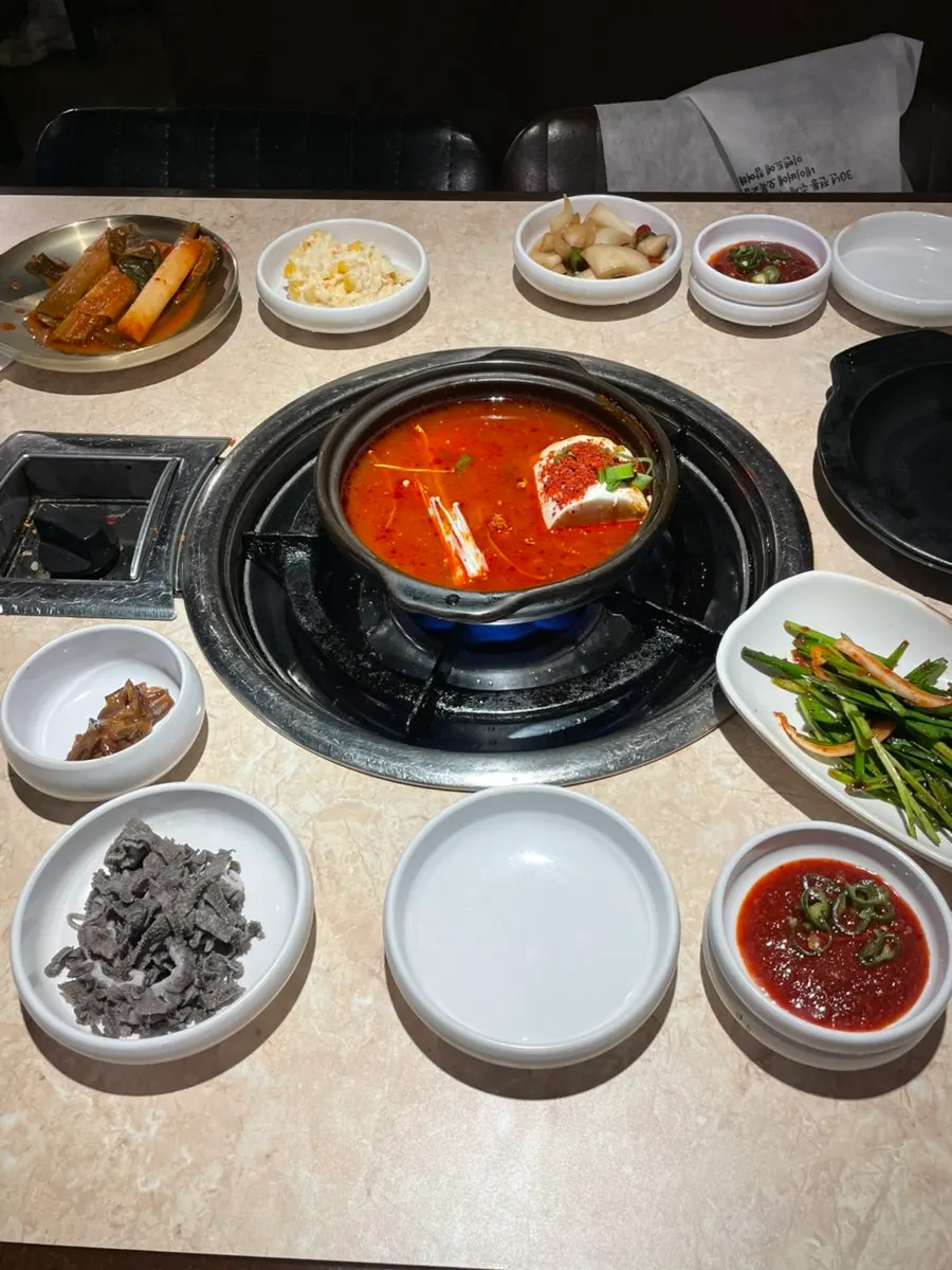 주문 전 차려진 기본상과 순두부찌개