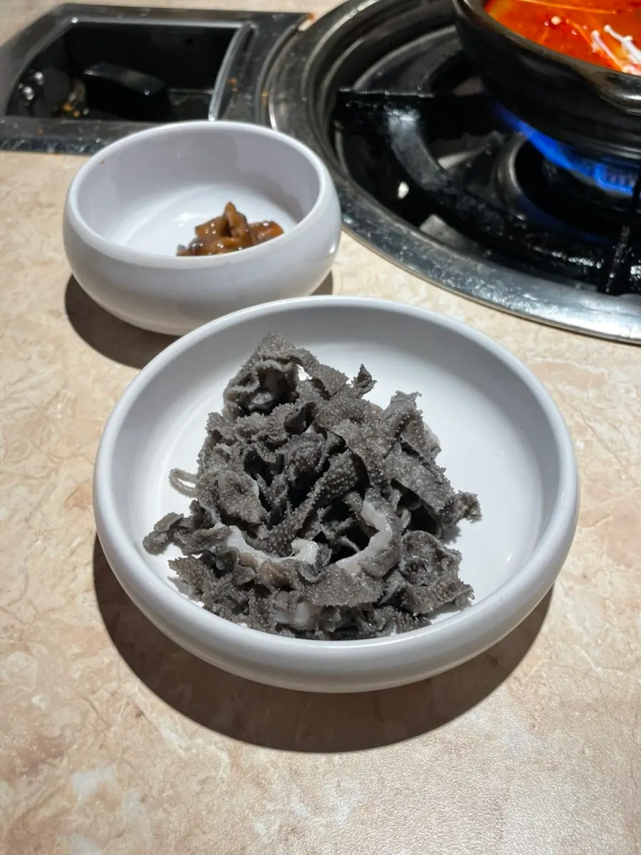 기본찬으로 나온 천엽 접시