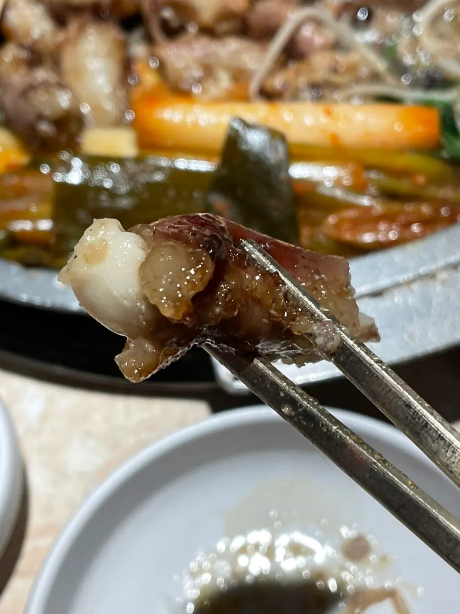 매운 특제소스에 찍은 곱창 한 점