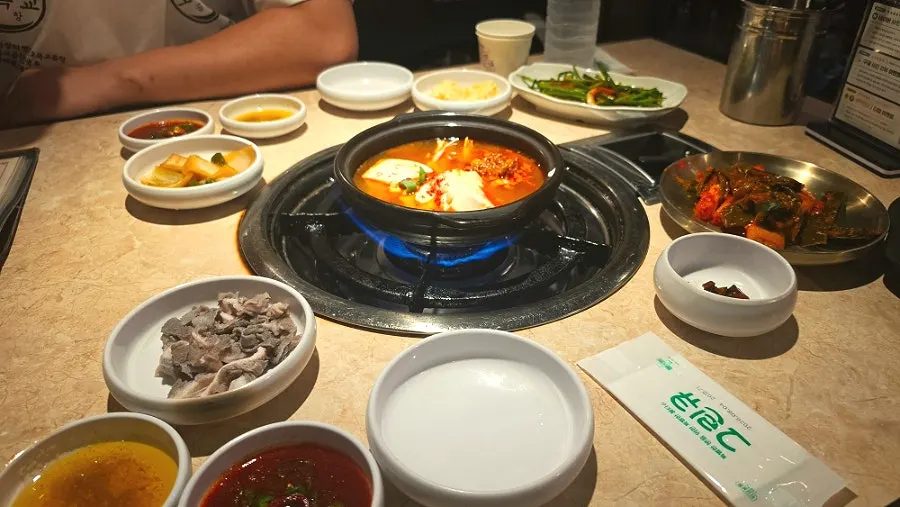 오목교곱창 메뉴판의 황소곱창과 사이드 메뉴