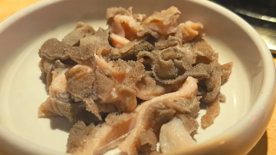 기본찬으로 나온 얼큰한 순두부찌개