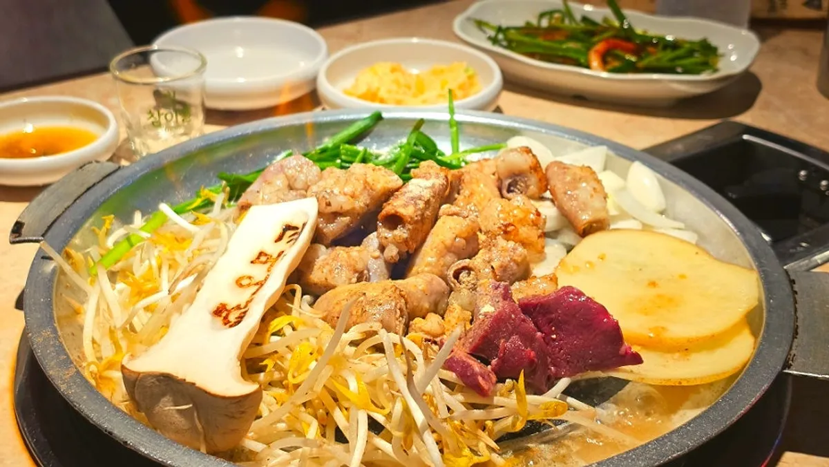 불판에 올려진 오목교곱창 황소곱창 2인분