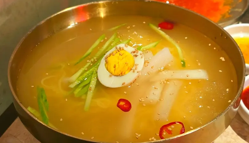 곱창과 함께 곁들인 소주 한 잔