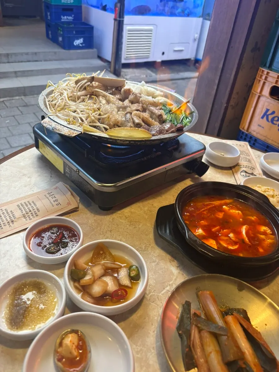 푸짐하게 차려진 곱창 음식