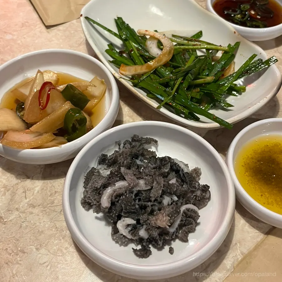 테이블에 차려진 기본 반찬