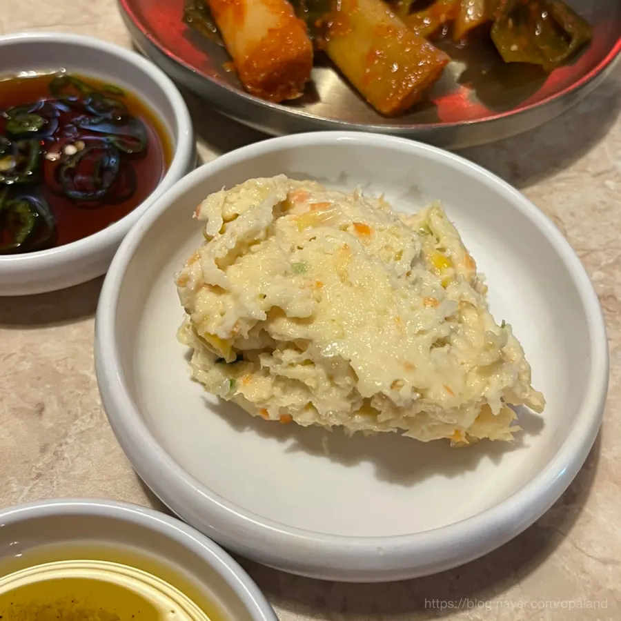양파장아찌와 여러 가지 소스